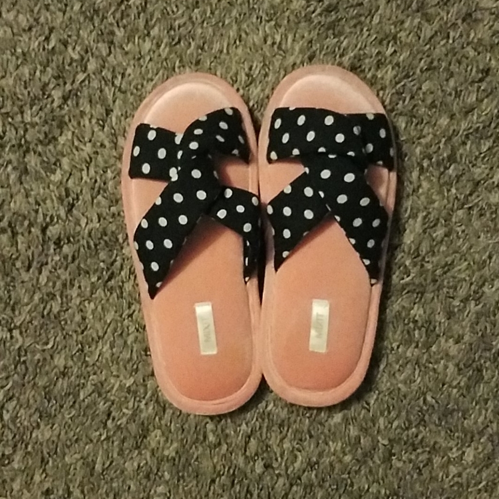 🌺5/$25🌺Cute polka dot slippers